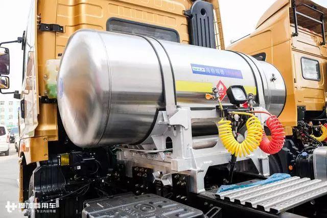 金色重卡的气路对决 当LNG 6×4牵引车只配置一个995升气瓶时，单瓶能否扛起长途运输的大旗？